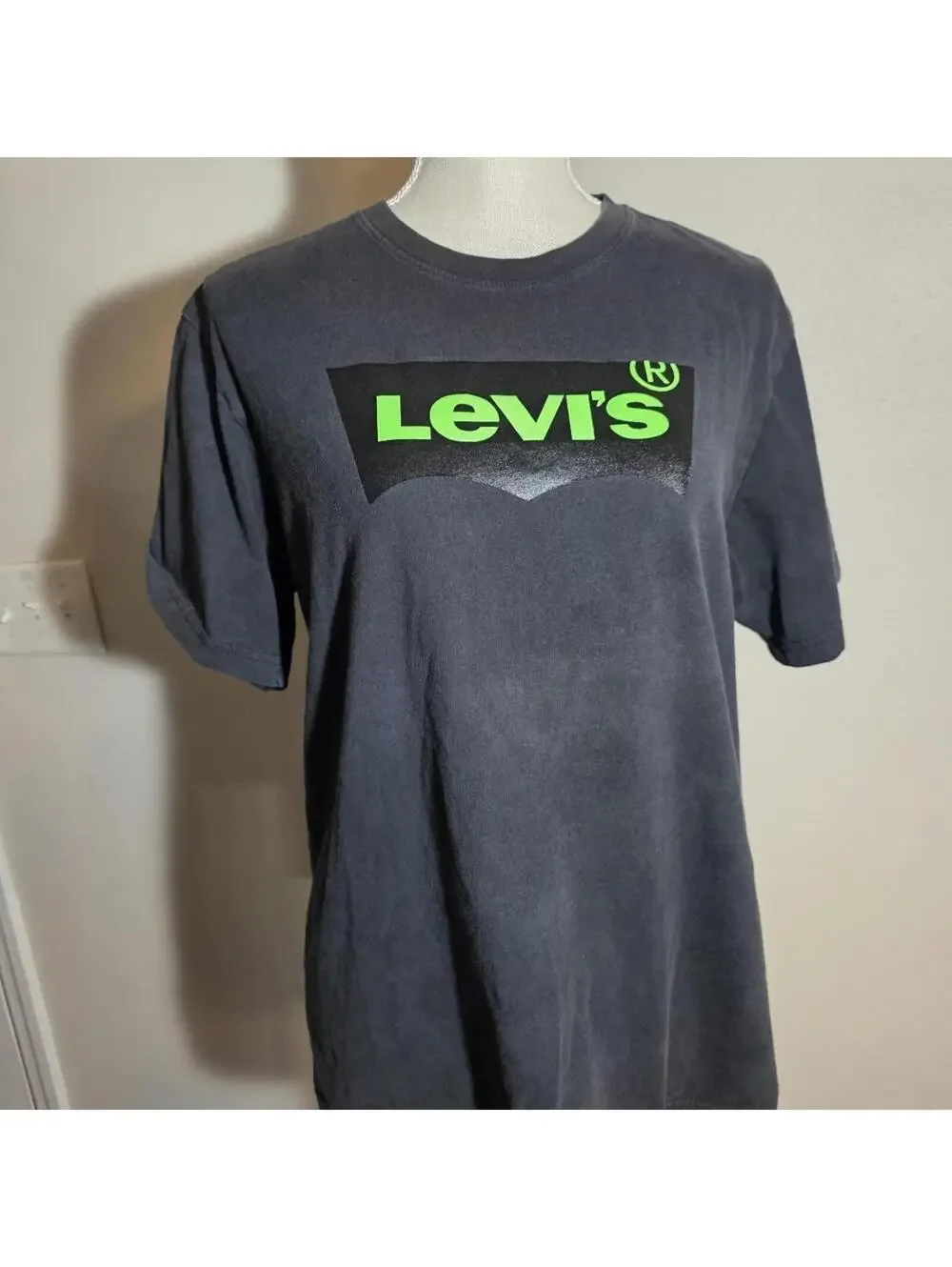 black‎ levi’s tee 💚
